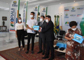 Governo entrega 10 mil tablets para estudantes e lança projeto Aluno Monitor